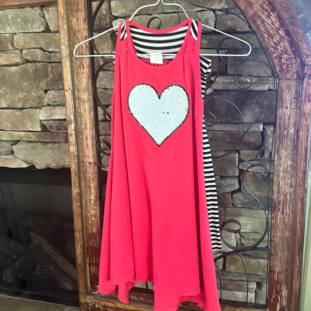 Sleeveless top with black and white leggings